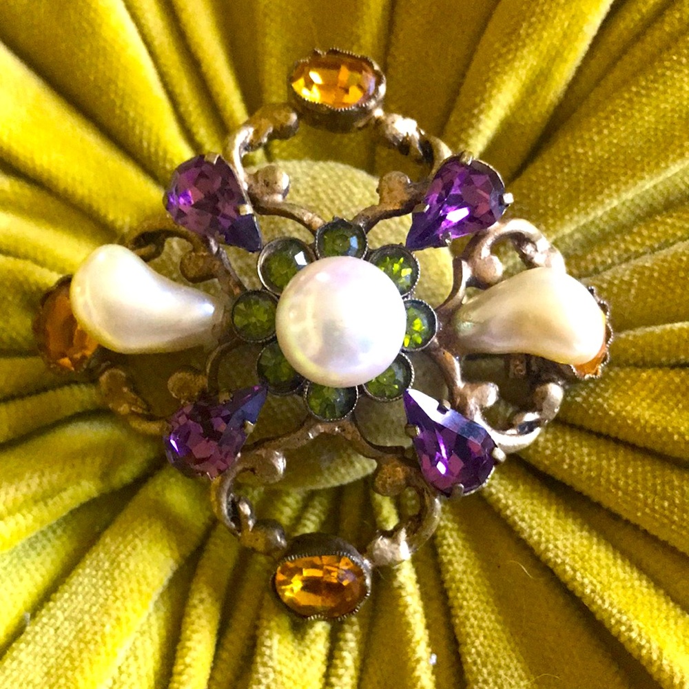 Authentic vintage CHANEL  brooch . fabulous design, excellent condition, 🤩 wow